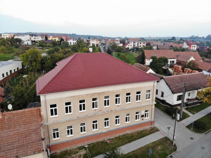 Kompletní rekonstrukce střechy základní školy v Nosislavi 