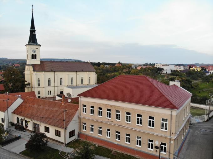 Kompletní rekonstrukce střechy základní školy v Nosislavi 