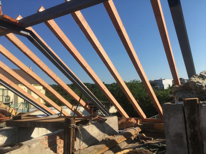 Kompletní rekonstrukce střechy základní školy v Nosislavi - Založení krovu