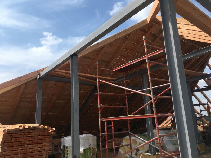 Kompletní rekonstrukce střechy základní školy v Nosislavi - Bednění krovu